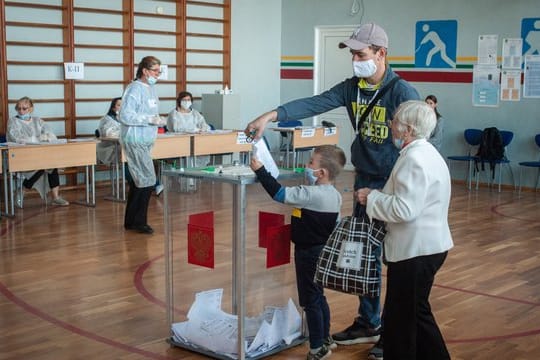 Stimmabgabe bei russischen Regionalwahlen am Sonntag.