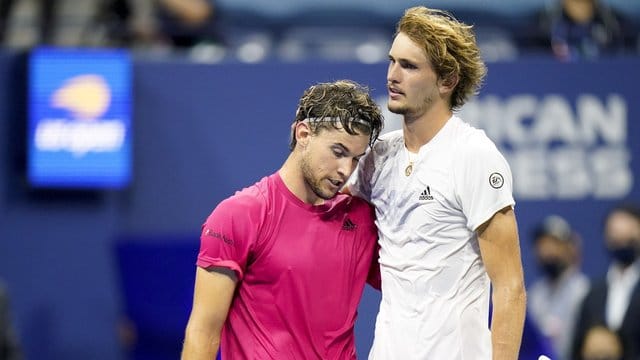 Trotz Hygiene-Vorschriften: Dominic Thiem (l) und Alexander Zverev umarmen sich nach dem Spiel. Trotz Hygiene-Vorschriften: Dominic Thiem (l) und Alexander Zverev umarmen sich nach dem Spiel.