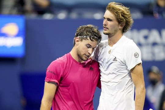 Trotz Hygiene-Vorschriften: Dominic Thiem (l) und Alexander Zverev umarmen sich nach dem Spiel.