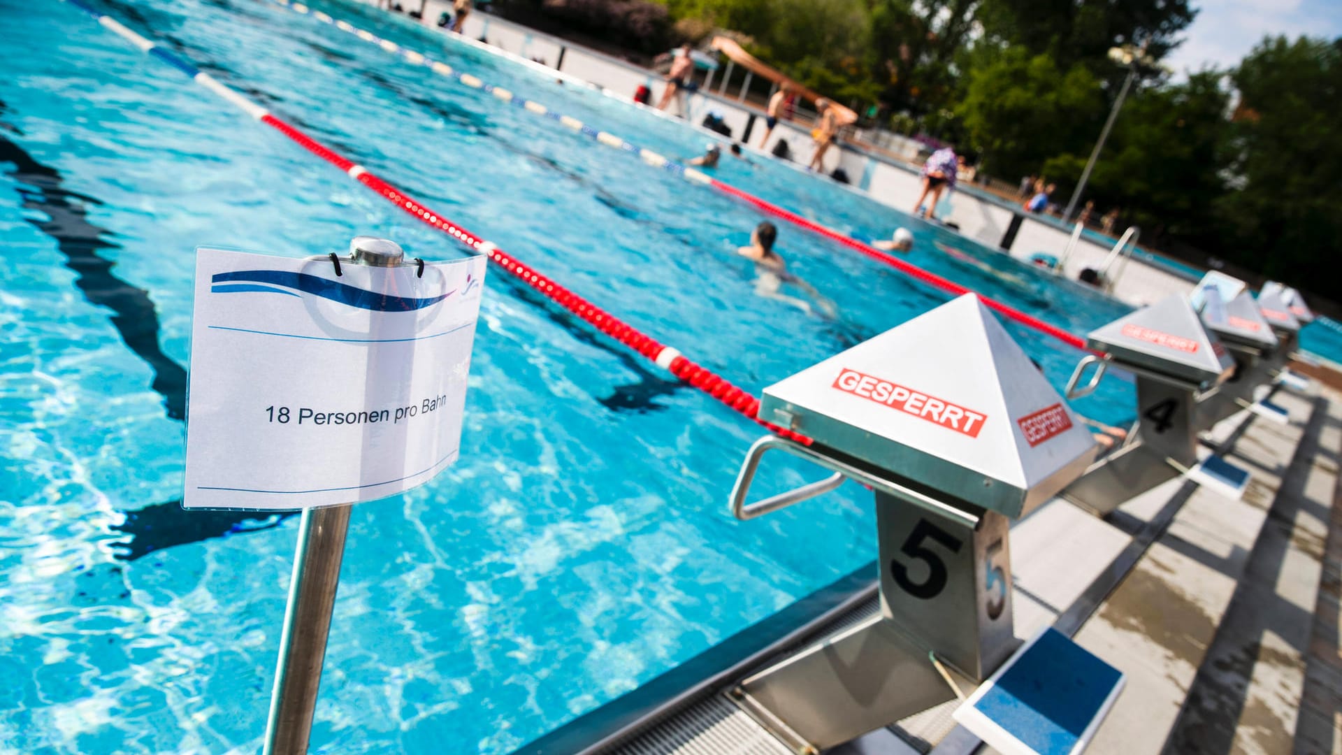 Sprungbereich im Berliner Schwimmbad ist gesperrt: In Berlin endet am 15. September die Badesaison. Sprungbereich im Berliner Schwimmbad ist gesperrt: In Berlin endet am 15. September die Badesaison.