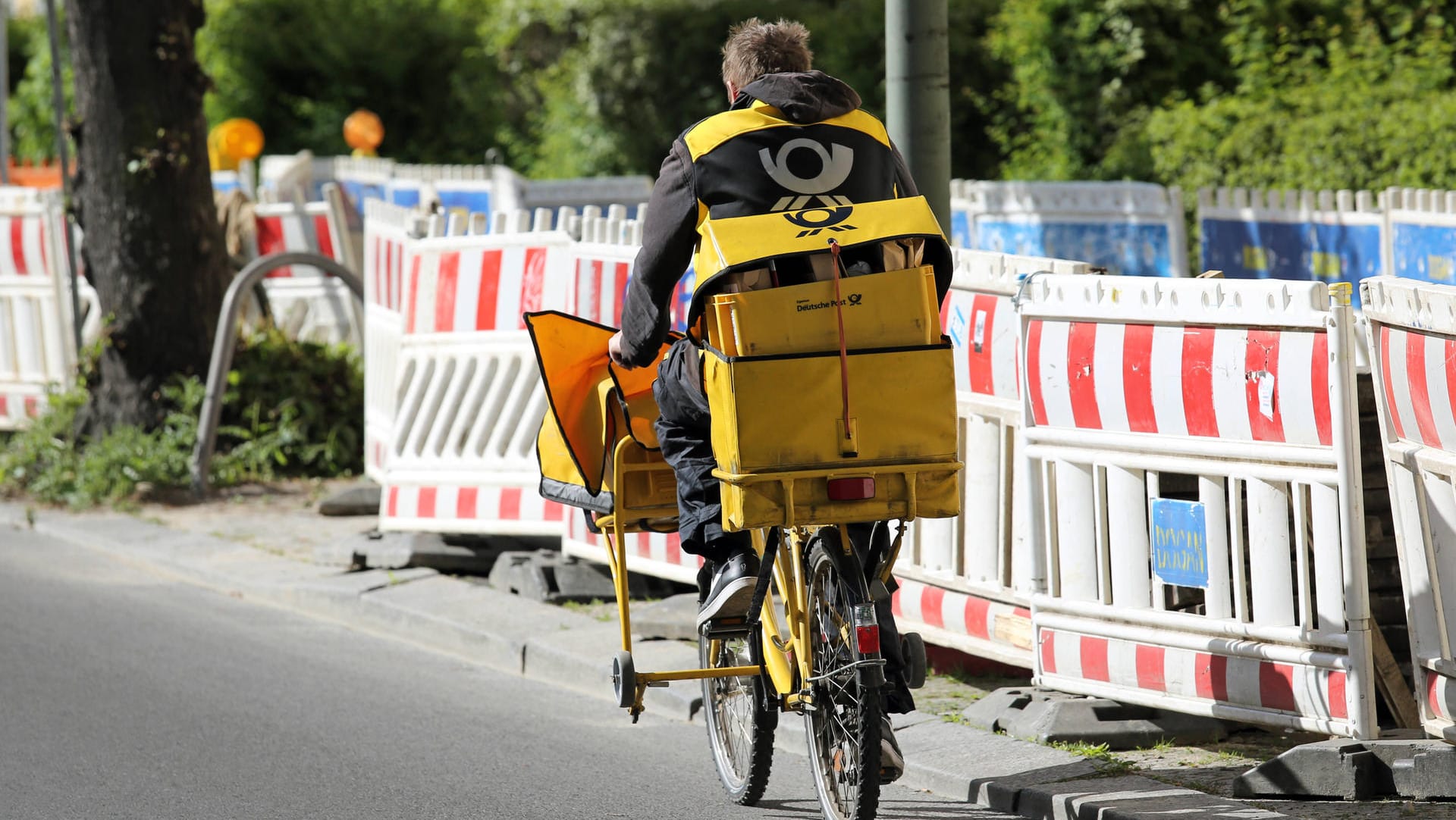 Ein Briefträger der Deutschen Post (Symbolbild): Im Konzern gibt es Überlegungen, Briefe erst ab Dienstag zuzustellen.