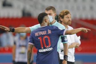 Neymar diskutiert nach seiner Roten Karte mit einem Schiedsrichter an der Seitenlinie.