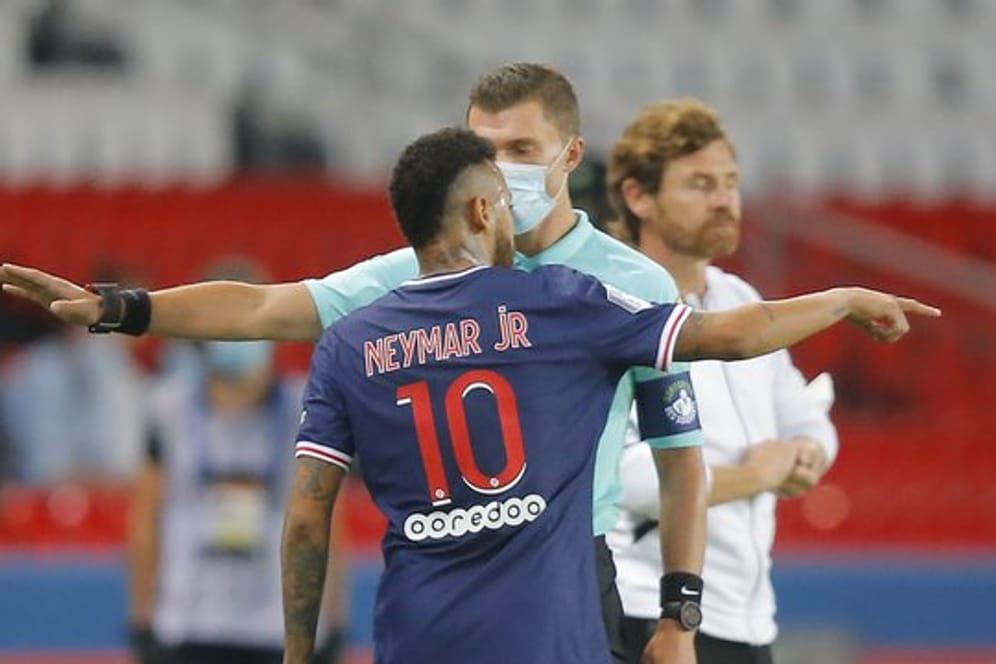 Neymar diskutiert nach seiner Roten Karte mit einem Schiedsrichter an der Seitenlinie.