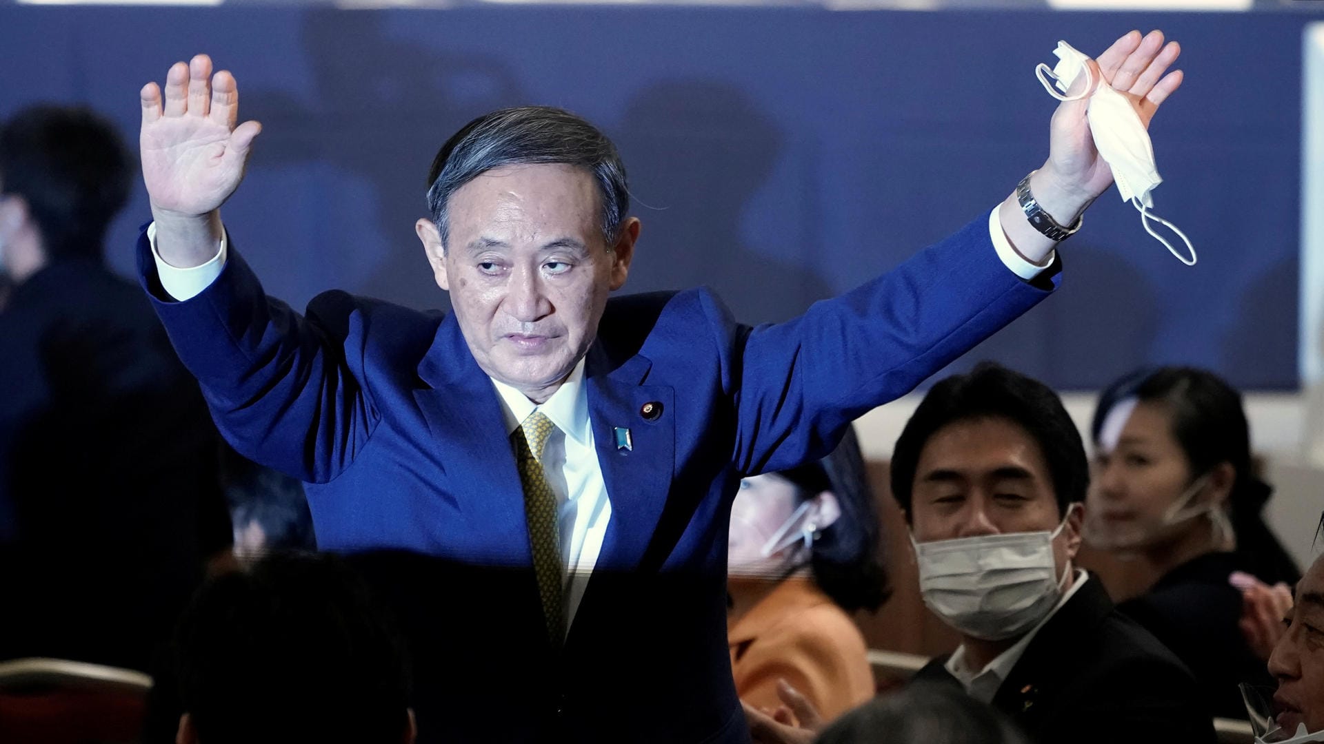 Jubel in Japan: Der designierte Regierungschef Yoshihide Suga nach seiner Wahl.
