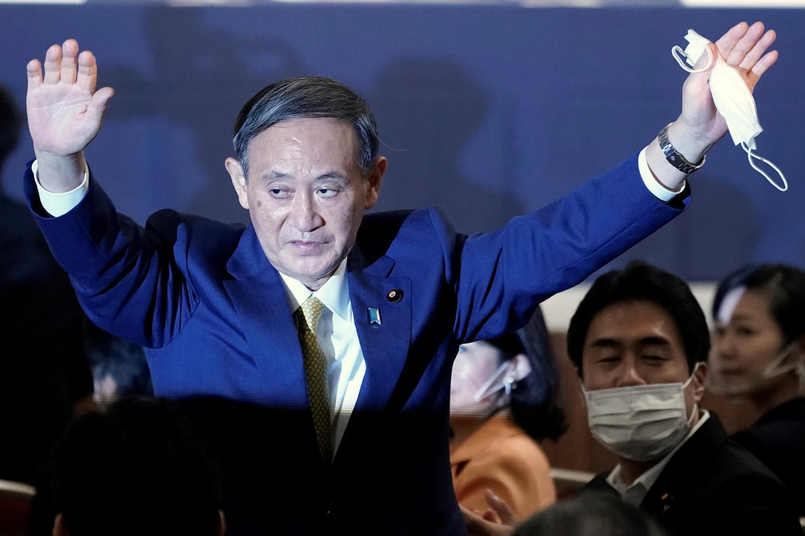 Jubel in Japan: Der designierte Regierungschef Yoshihide Suga nach seiner Wahl.