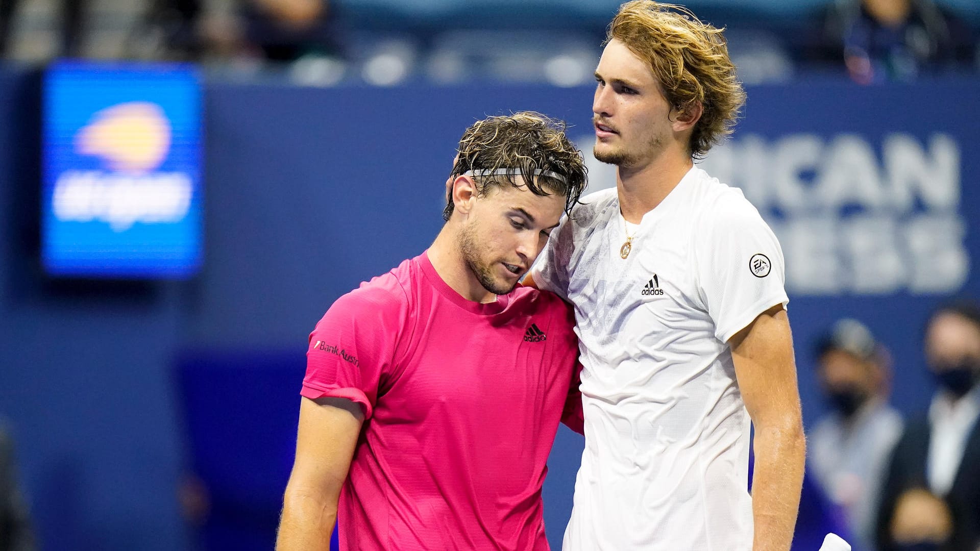 Finale der US Open: Dominic Thiem und Alexander Zverev liegen sich in den Armen – allerdings ist dies auch ein Verstoß gegen die Corona-Regeln. Finale der US Open: Dominic Thiem und Alexander Zverev liegen sich in den Armen – allerdings ist dies auch ein Verstoß gegen die Corona-Regeln.