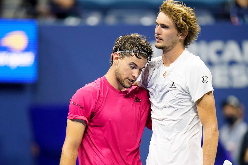 Finale der US Open: Dominic Thiem und Alexander Zverev liegen sich in den Armen – allerdings ist dies auch ein Verstoß gegen die Corona-Regeln.