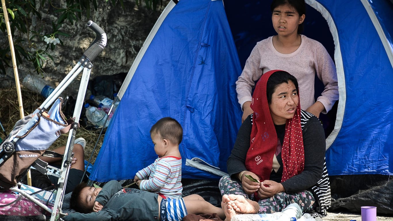 Flüchtlinge aus Moria: Auch viele Familien sind nach dem von Migranten gelegen Feuern obdachlos geworden.