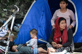 Flüchtlinge aus Moria: Auch viele Familien sind nach dem von Migranten gelegen Feuern obdachlos geworden.