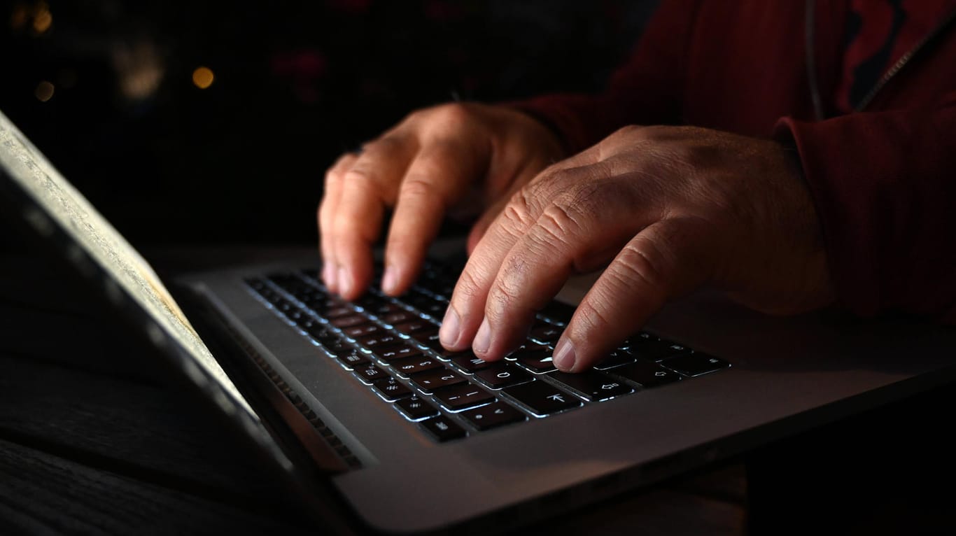 Ein Mann greif über einen Laptop auf eine Internetseite zu (Symbolbild): In Hagen haben am Abend der Kommunalwahl viele Anfragen die Stadthomepage lahmgelegt.