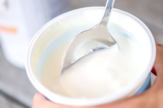 Naturbelassener Joghurt hat meist mehr Eiweiß als Produkte mit dem Aufdruck "proteinreich".