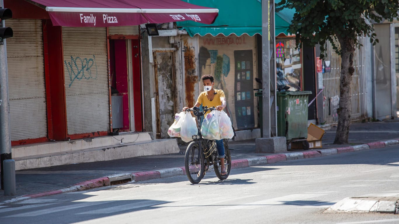Tel Aviv, Israel: Nachdem die Infektionszahlen dramatisch gestiegen sind, hat Israel einen erneuten Lockdown beschlossen.