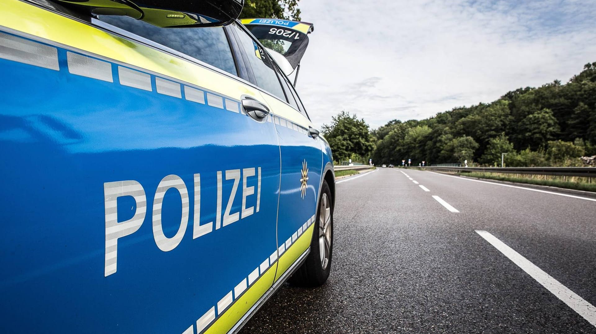 Polizei im Einsatz: Bei einem Unfall auf der A5 sind zwölf Personen verletzt worden. (Symbolbild)
