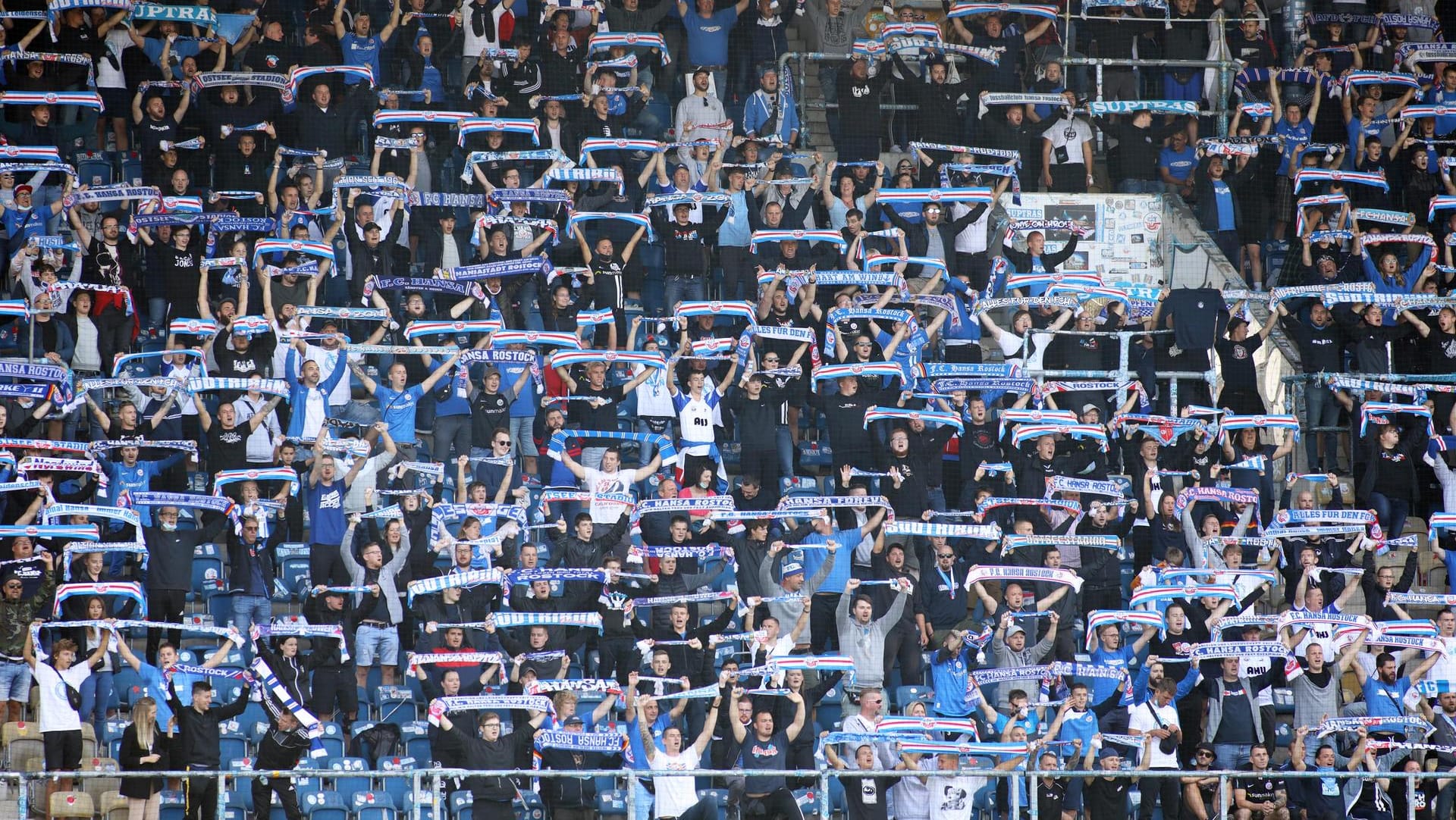 Mecklenburg-Vorpommern: Volle Tribüne im Ostseestadion.