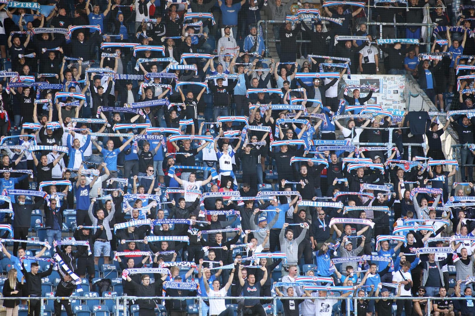 Mecklenburg-Vorpommern: Volle Tribüne im Ostseestadion.