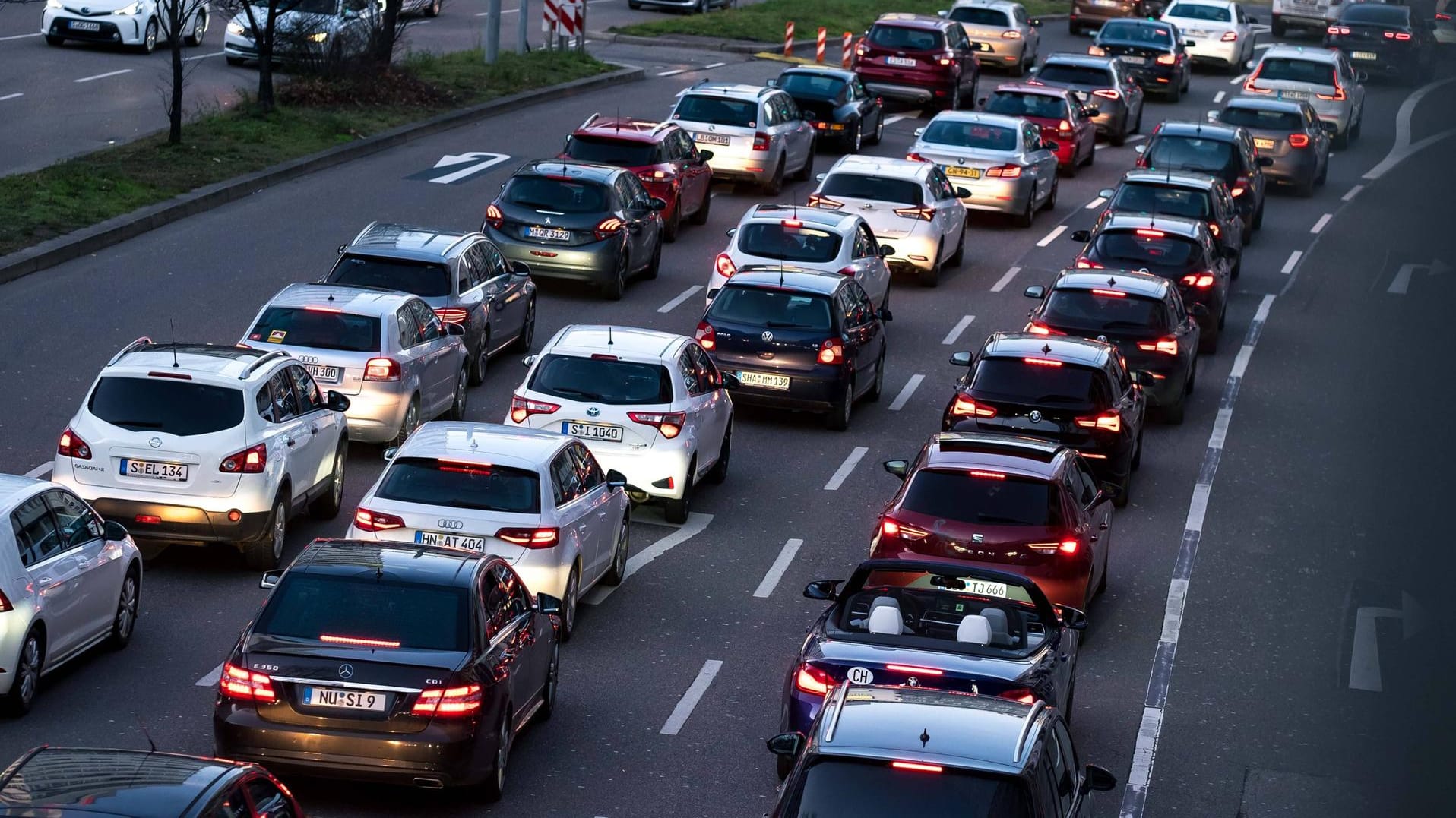 Verkehrsstau in Stuttgart (Symbolbild): Die Autoabgase sorgen vielerorts für schlechte Luft.