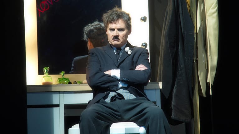 Wolfgang Bahro 2017 als Charlie Chaplin im Stück "Ein gewisser Charles Spencer Chaplin": Der Schauspieler steht auch regelmäßig auf der Theaterbühne.