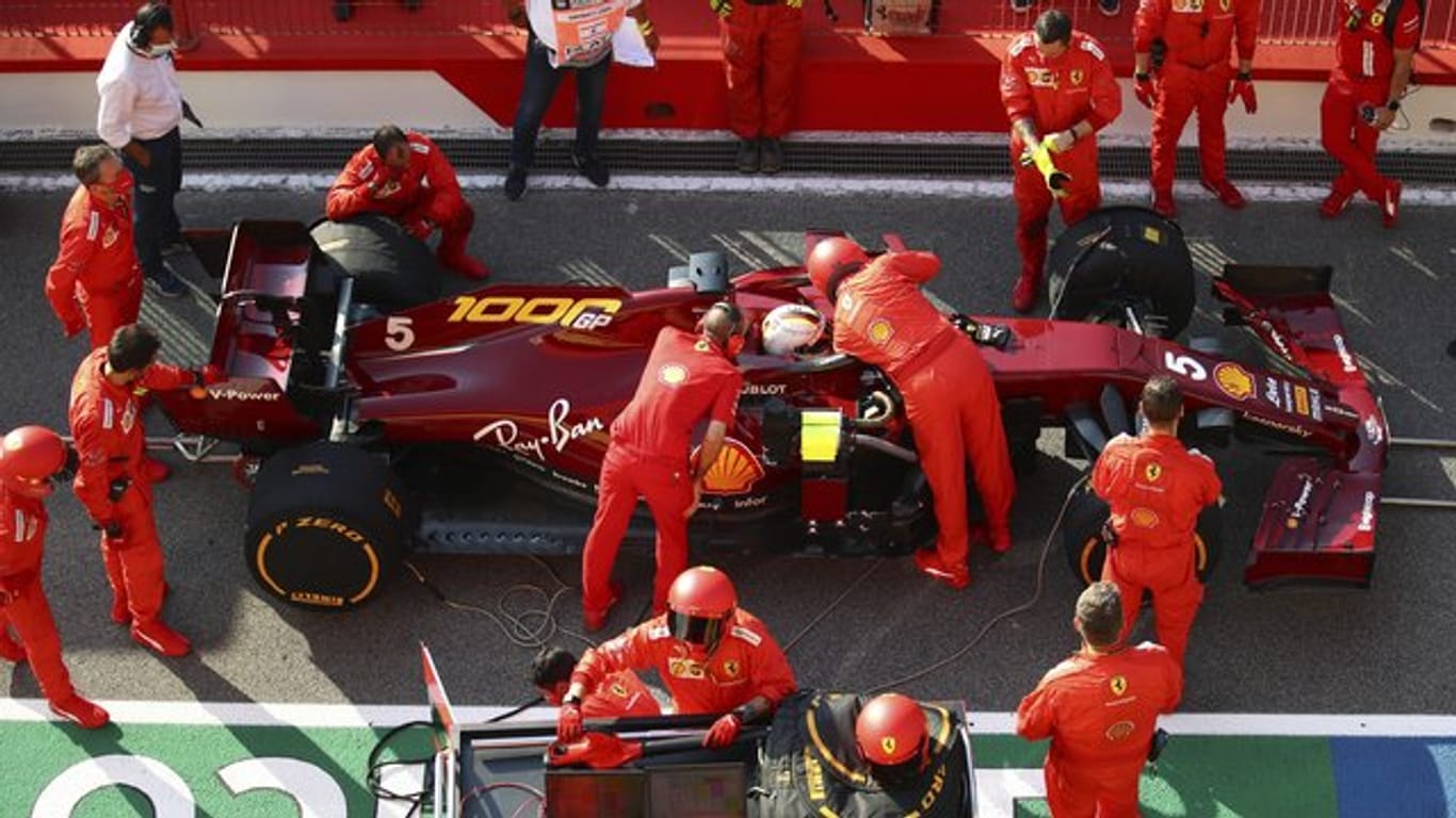 Der aktuelle Ferrari hat sogar Probleme im Mittelfeld mitzuhalten: Mechaniker inspizieren das Fahrzeug von Sebastian Vettel in der Box.