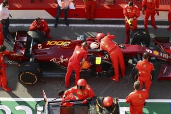 Der aktuelle Ferrari hat sogar Probleme im Mittelfeld mitzuhalten: Mechaniker inspizieren das Fahrzeug von Sebastian Vettel in der Box.
