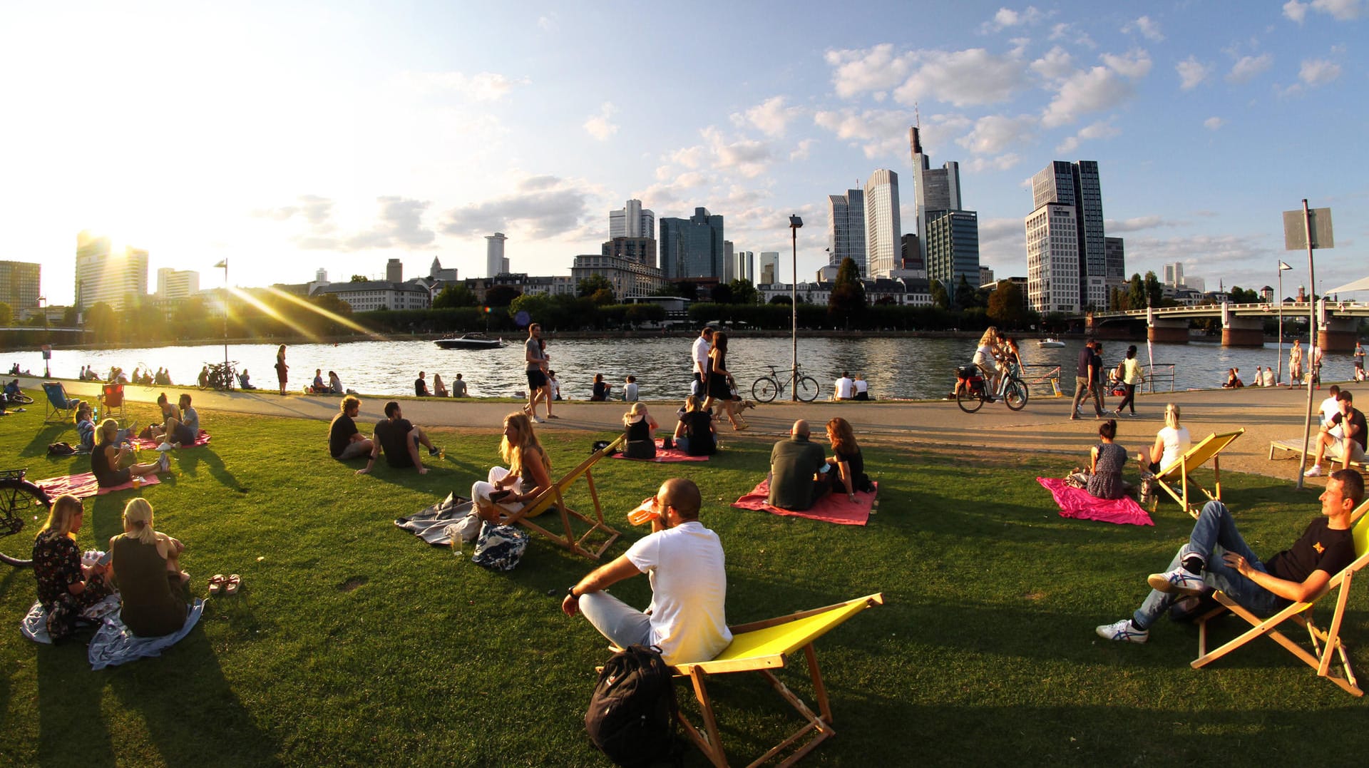 Spätsommer in Frankfurt am Main: Ganz Deutschland darf sich auf sonnige Stunden freuen. Spätsommer in Frankfurt am Main: Ganz Deutschland darf sich auf sonnige Stunden freuen.