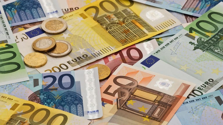 Euro-Scheine und -Münzen (Symbolbild): Die Lohnunterschiede zwischen Gering- und Besserverdienern sind zuletzt zurückgegangen.