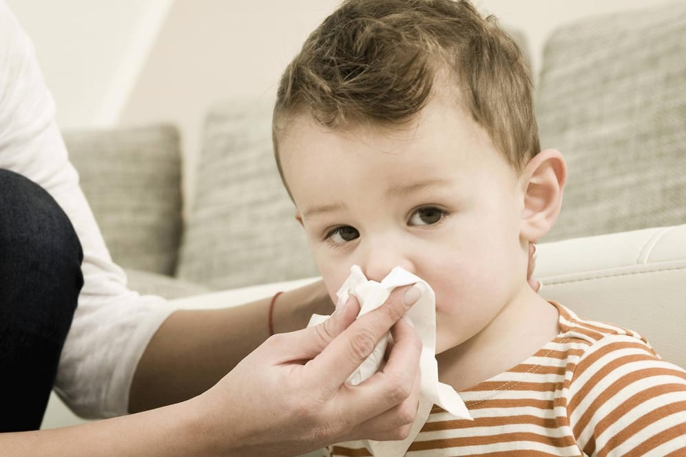Erkältungskrankheit: Sollten Eltern mit einem verschnupften Kind gleich zum Arzt gehen oder es zuhause betreuen?