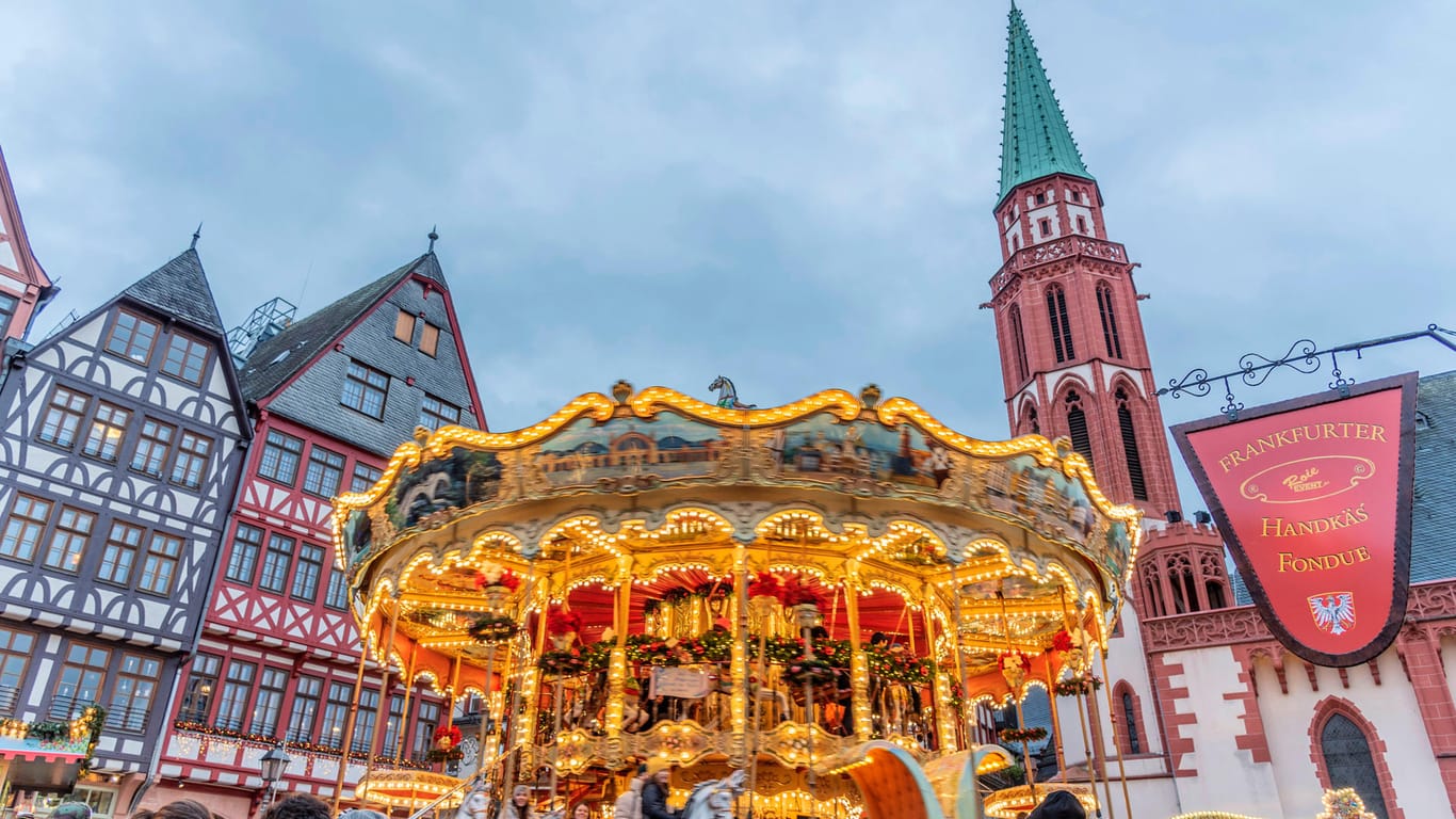 Ein Karussell auf dem Römerberger Weihnachtsmarkt in Frankfurt (Archivbild): Wenn es das Infektionsgeschehen zulässt, soll der Weihnachtsmarkt auch in diesem Jahr stattfinden, teilte die Stadt mit.