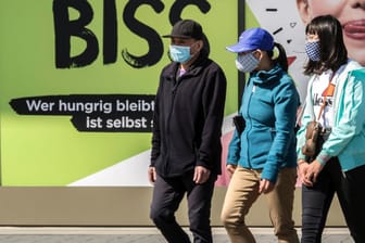 Frauen in einer Fußgängerzone (Symbolbild): Laut dem Institut der deutschen Wirtschaft schrumpft die deutsche Wirtschaft in diesem Jahr um knapp 6,25 Prozent.