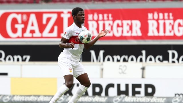 Droht wegen anhaltender Hüftprobleme für den VfB Stuttgart länger auszufallen: Clinton Mola in Aktion. Droht wegen anhaltender Hüftprobleme für den VfB Stuttgart länger auszufallen: Clinton Mola in Aktion.