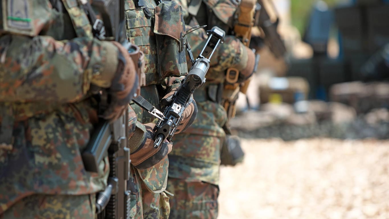 Bundeswehrsoldaten mit Maschinengewehr (Symbolfoto): Der Mann pflege Kontakte in rechtsextreme Kreise.