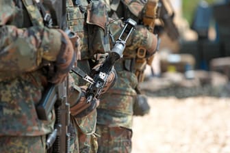 Bundeswehrsoldaten mit Maschinengewehr (Symbolfoto): Der Mann pflege Kontakte in rechtsextreme Kreise.