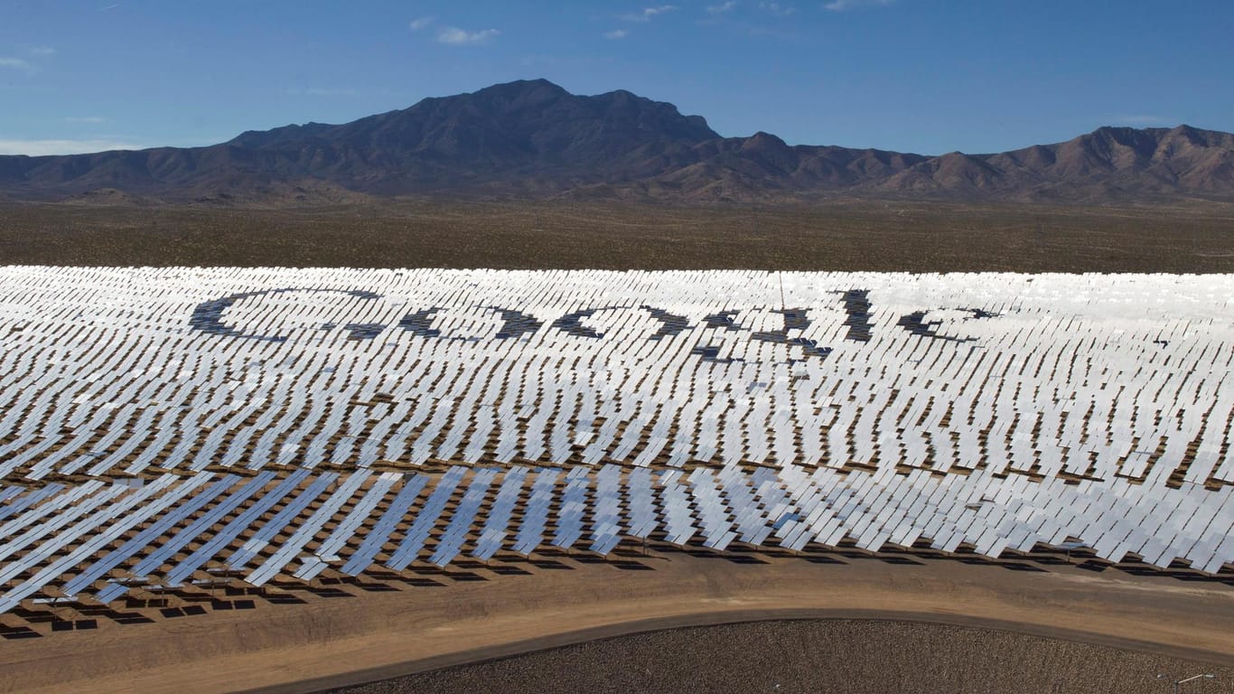 Solarspiegel zeigen das Google-Logo: Der Internetkonzern will sich künftig mit Strom aus erneuerbaren Energiequellen versorgen lassen.
