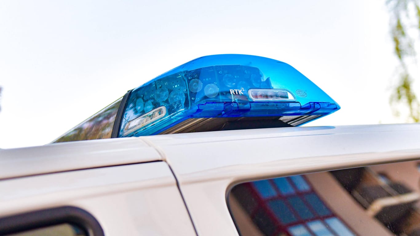 Blaulicht am Einsatzwagen (Symbolbild): In Nürnberg hat die Polizei einen Mann mit einer Axt festgenommen.