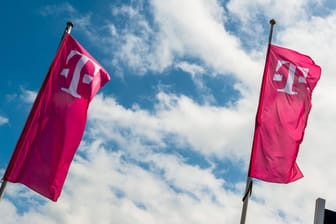 Flaggen mit dem Logo der Deutschen Telekom: Das Bonner Unternehmen plant eine Cloud-Plattform für den europäischen Markt.