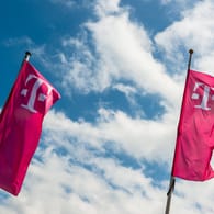Flaggen mit dem Logo der Deutschen Telekom: Das Bonner Unternehmen plant eine Cloud-Plattform für den europäischen Markt.