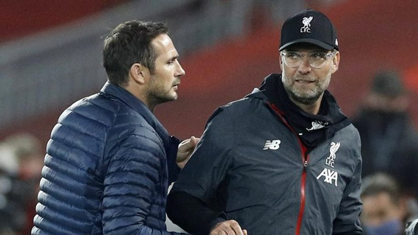Liverpools deutscher Trainer Jürgen Klopp (r) gibt Chelseas Cheftrainer Frank Lampard nach einem Spiel die Hand.