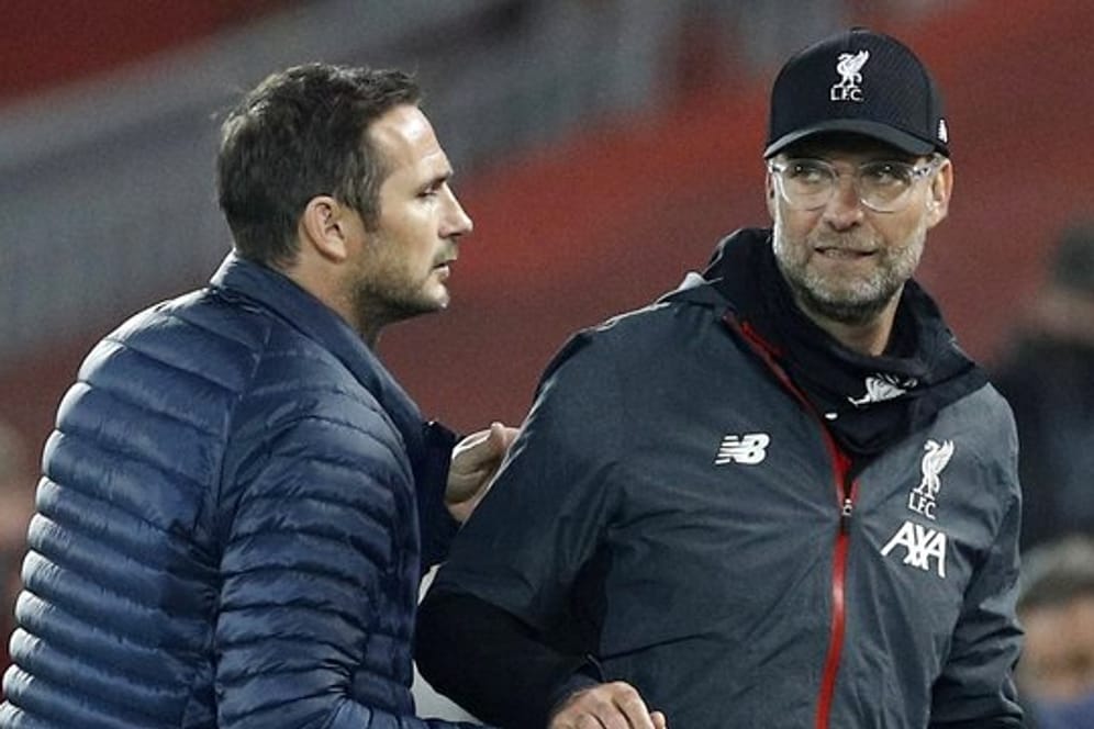 Liverpools deutscher Trainer Jürgen Klopp (r) gibt Chelseas Cheftrainer Frank Lampard nach einem Spiel die Hand.