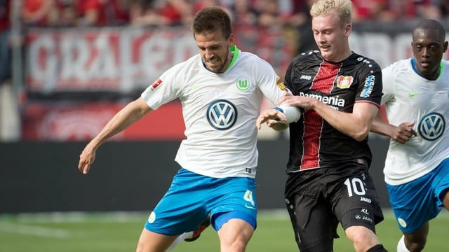 Der Wolfsburger Ignacio Camacho (l) muss seine Karriere beenden. Der Wolfsburger Ignacio Camacho (l) muss seine Karriere beenden.