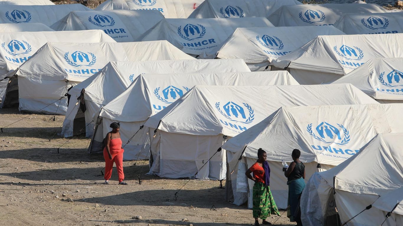 Vorrübergehende Zelte auf Lesbos: Einige der obdachlos gewordenen Flüchtlinge können hier erst einmal unterkommen.