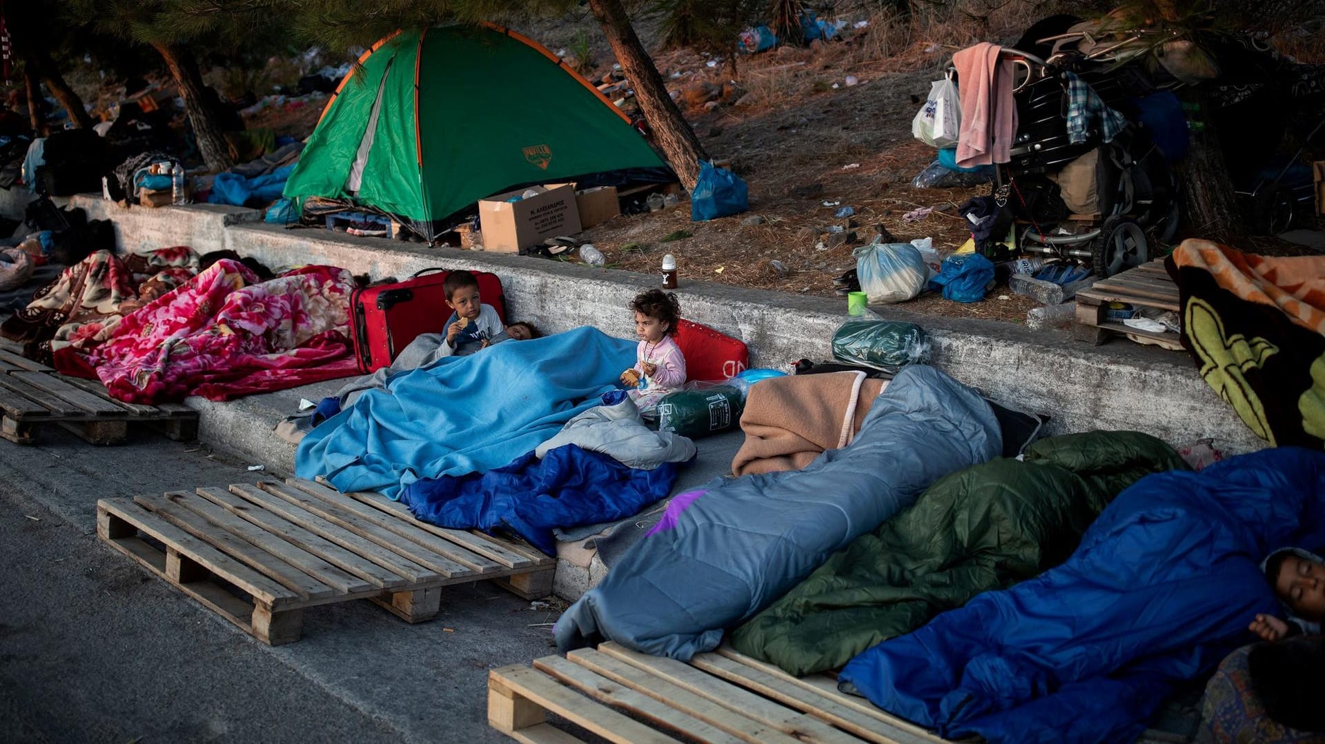 Nach Brand in Moria: Viele Familien sind nun obdachlos und warten auf Hilfe.