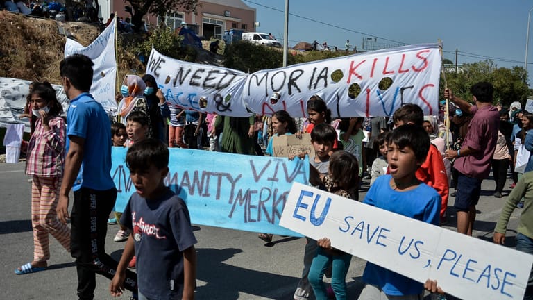 Moria: Frauen und Kinder des zerstörten Flüchtlingscamps Moria demonstrieren mit Transparenten und Tafeln gegen die Situation der Flüchtlinge auf Lesbos.