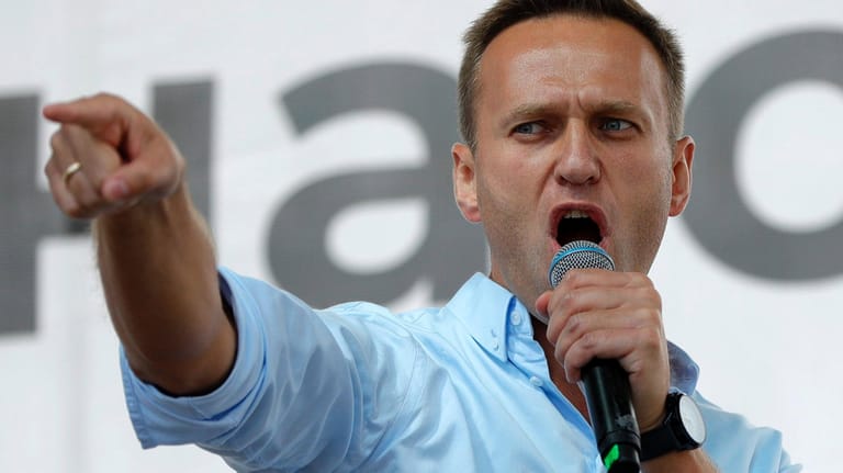 Alexej Nawalny, Oppositionsführer aus Russland, lag mit einer Vergiftung im künstlichen Koma: Der Kremlkritiker konnte sein Krankenbett verlassen.