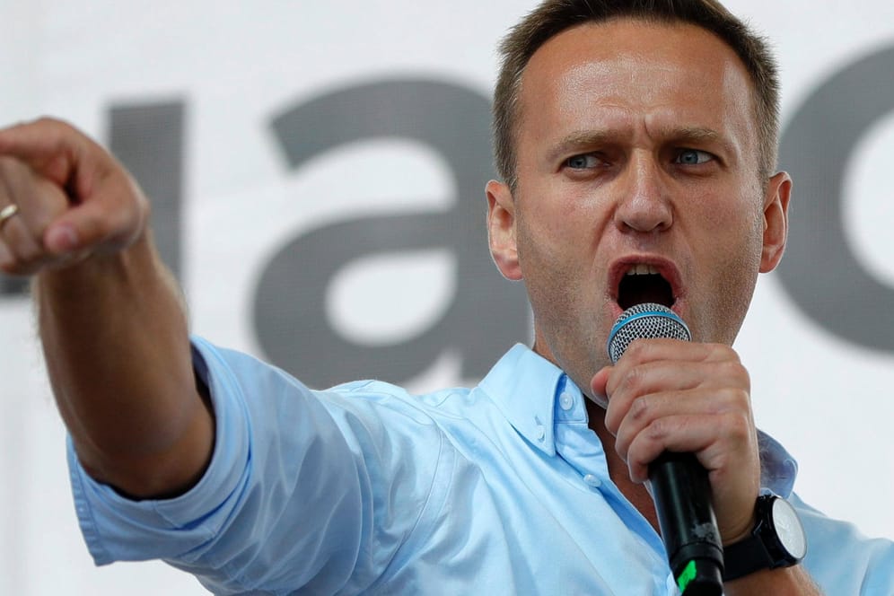 Alexej Nawalny, Oppositionsführer aus Russland, lag mit einer Vergiftung im künstlichen Koma: Der Kremlkritiker konnte sein Krankenbett verlassen.