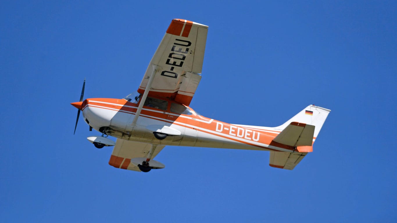 Auf der Insel Borkum ist ein Sportflugzeug bei der Landung abgestürzt. (Symbolbild)