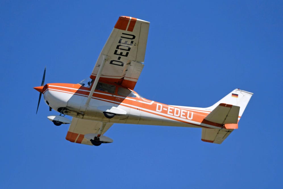 Auf der Insel Borkum ist ein Sportflugzeug bei der Landung abgestürzt. (Symbolbild)