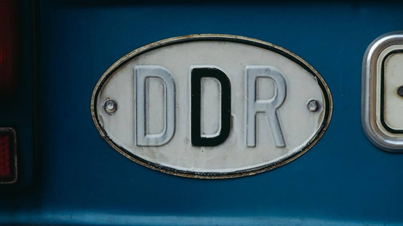 DDR-Kennzeichen: Die Sprache in der DDR und der BRD unterschied sich an vielen Stellen. Ein neues Buch erklärt nun 50 Begriffe.