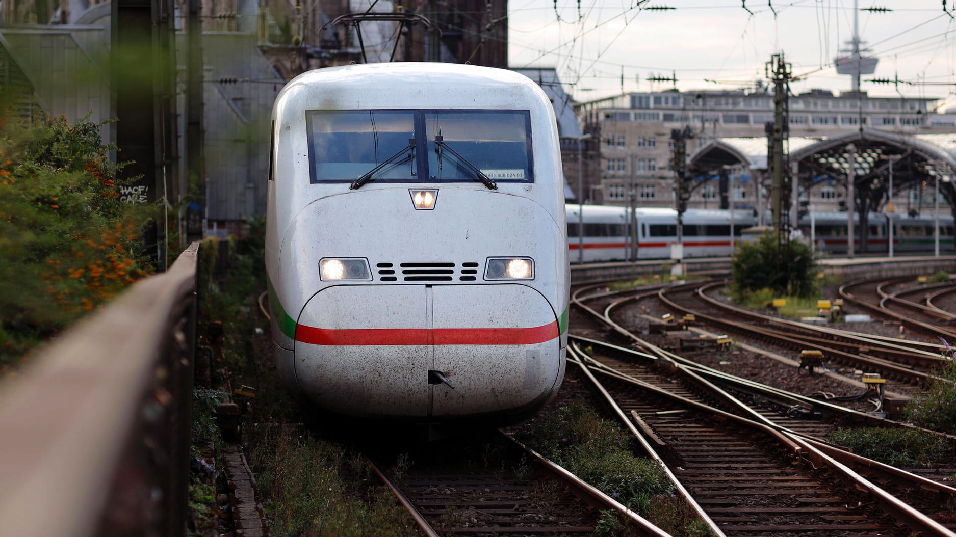 Ein ICE am Kölner Hauptbahnhof: Die Bahn soll sparen. Doch wie genau, ist offenbar noch weitgehend unklar.