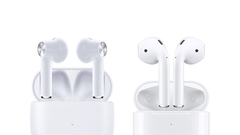 Das Bild zeigt links die OnePlus Buds und rechts die Apple AirPods: Der US-Zoll hielt das das OnePlus-Gerät für eine Fälschung der Apple-Kopfhörer.