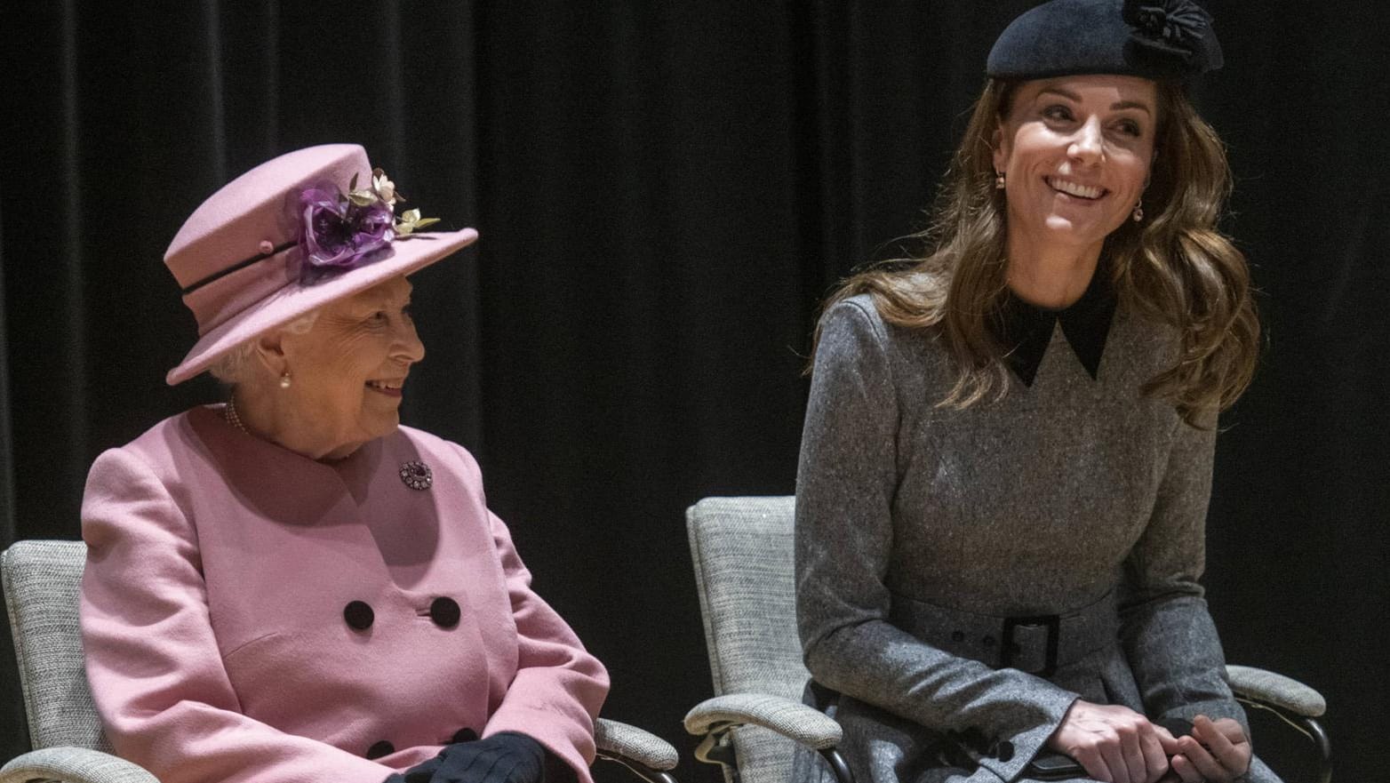 Die Queen und Herzogin Kate: Erstere ist von der Fotoausstellung von Letzterer offenbar mehr als begeistert.