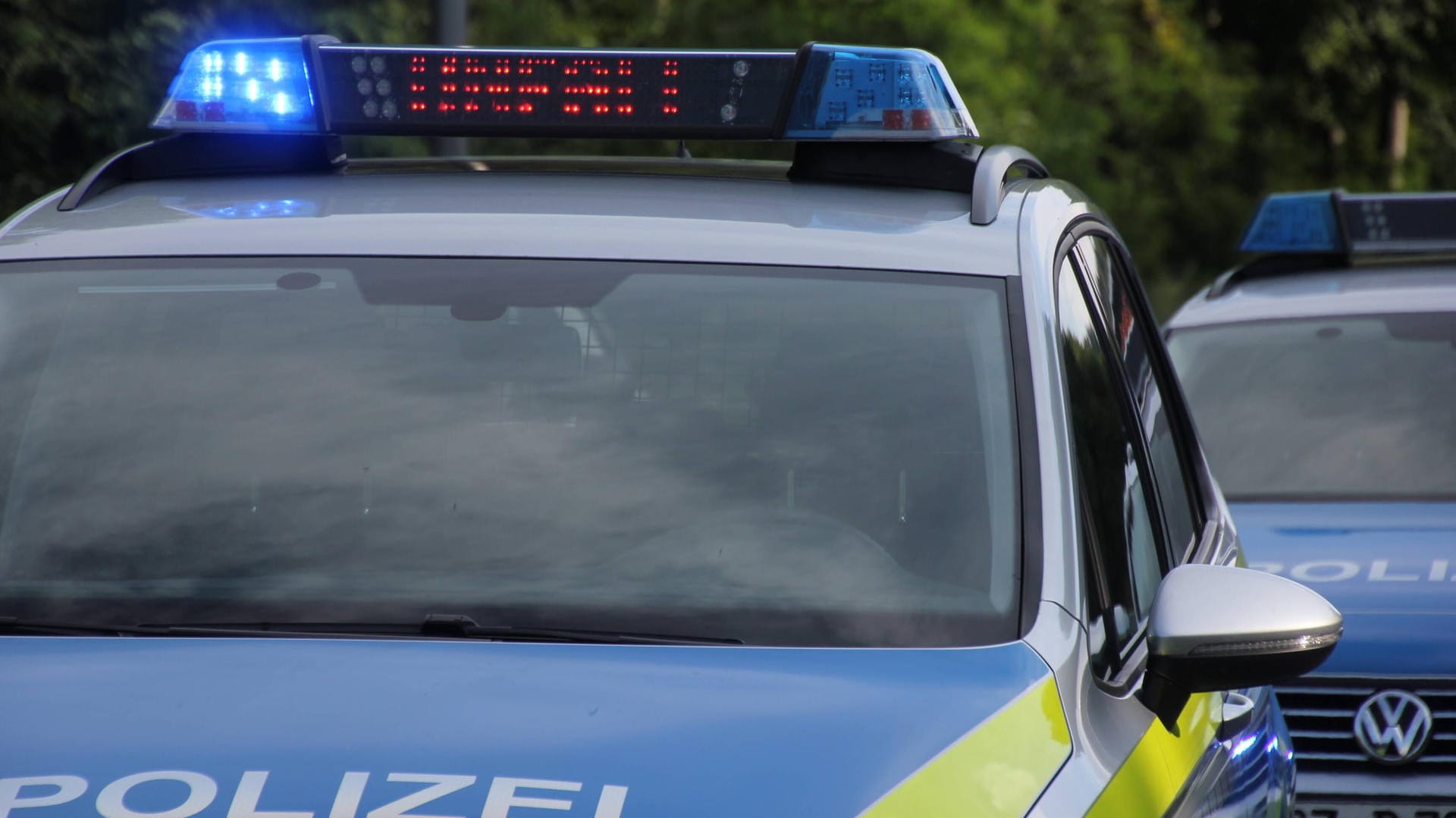 Autounfall mit Totalschaden: Die Polizei ermittelt nachdem ein Auto die Böschung herabgerast und der Fahrer verschwunden war.